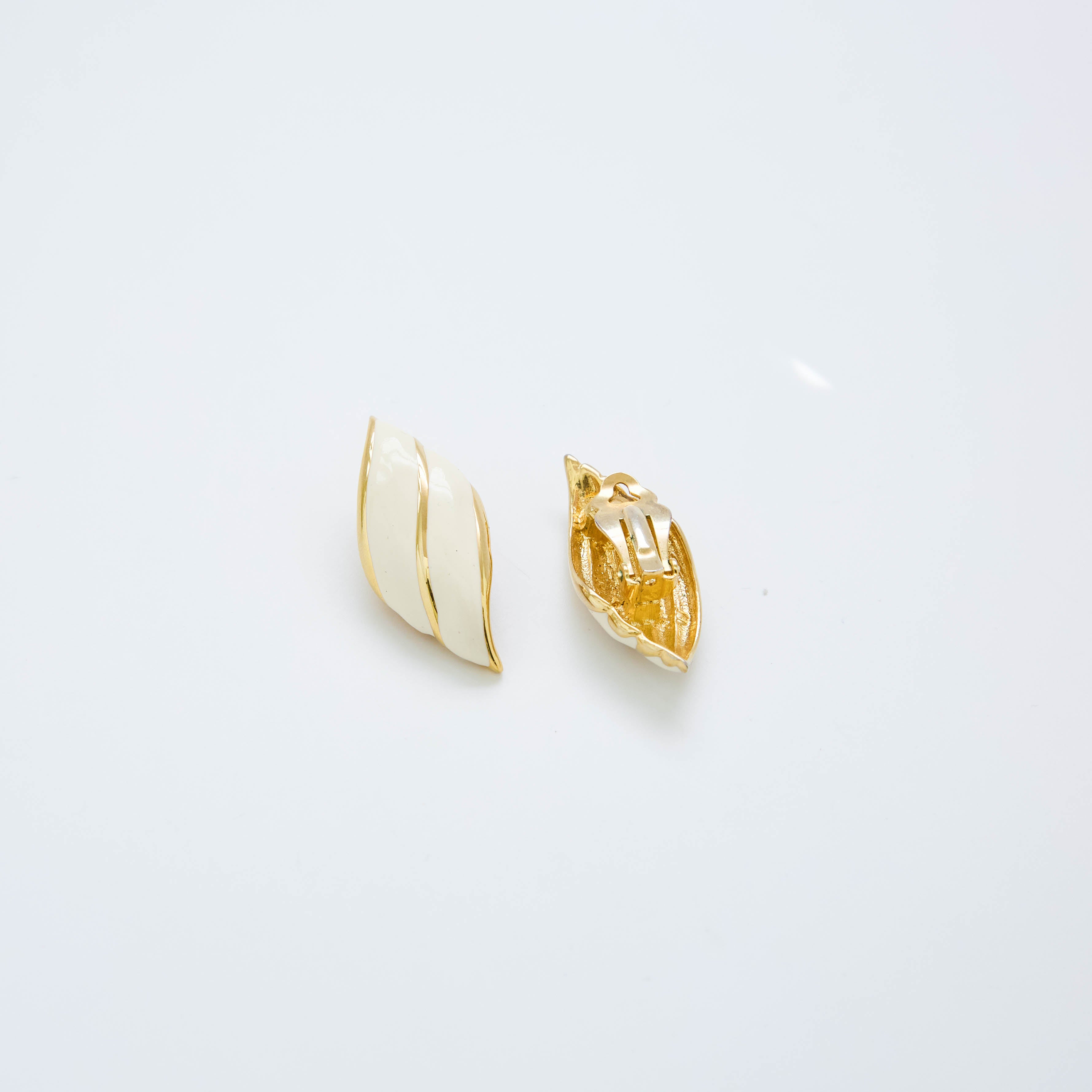 Vintage Off-White and Gold Wave Earrings