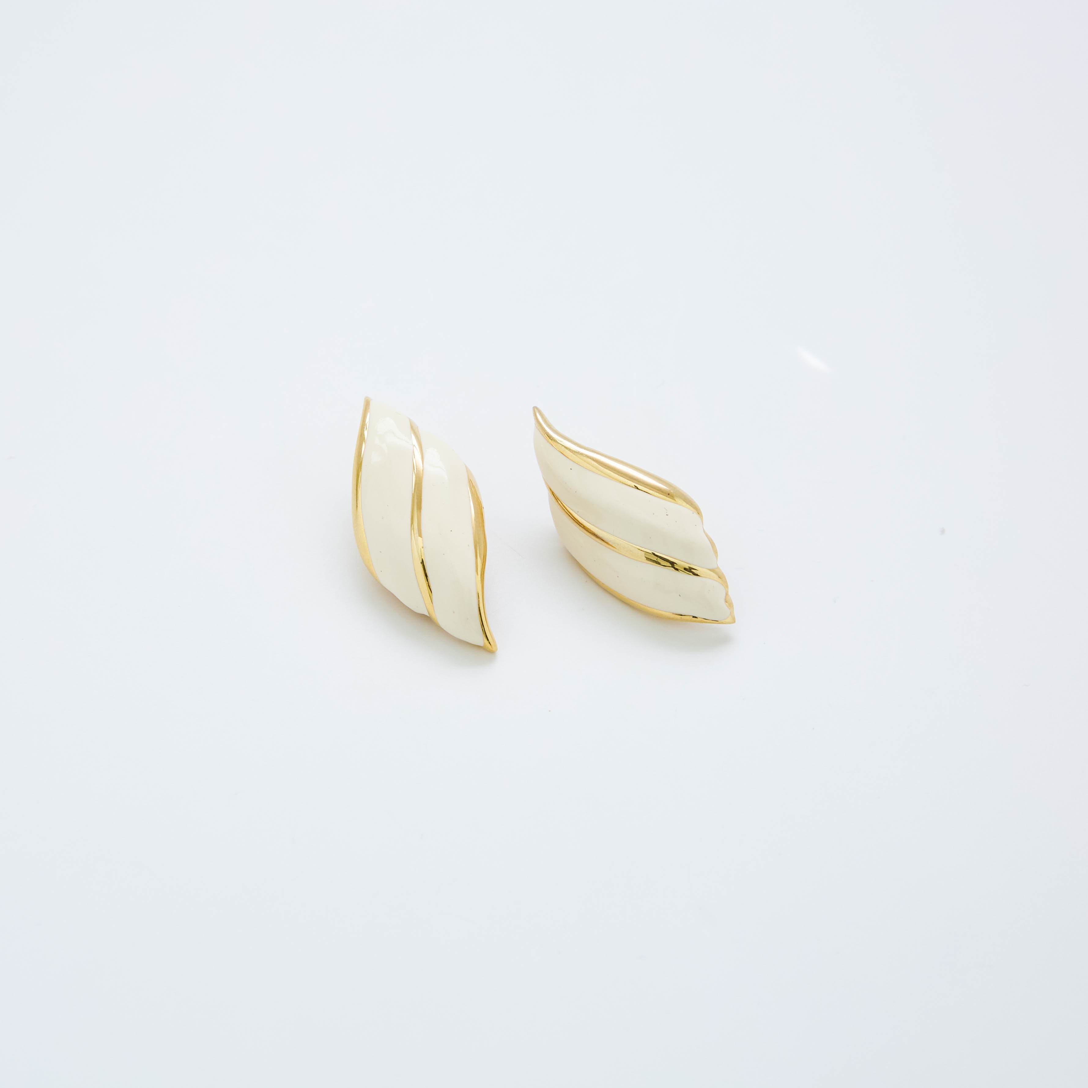 Vintage Off-White and Gold Wave Earrings
