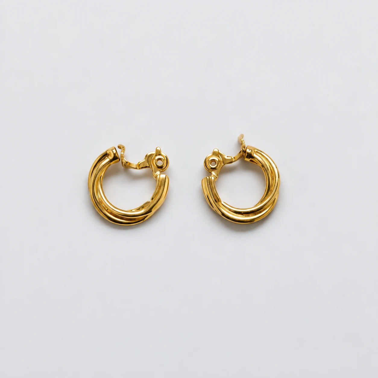 Vintage Gold-Tone Grooved Hoop Clip-On Earrings — pair and closure detail