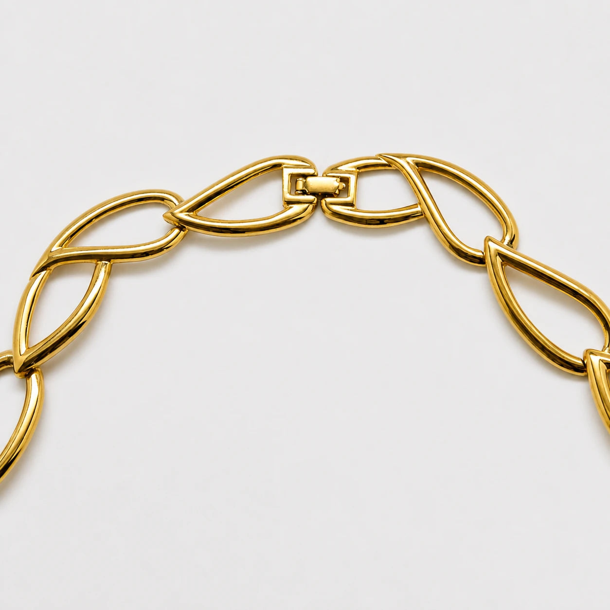 Vintage gold-tone open leaf link necklace — clasp detail
