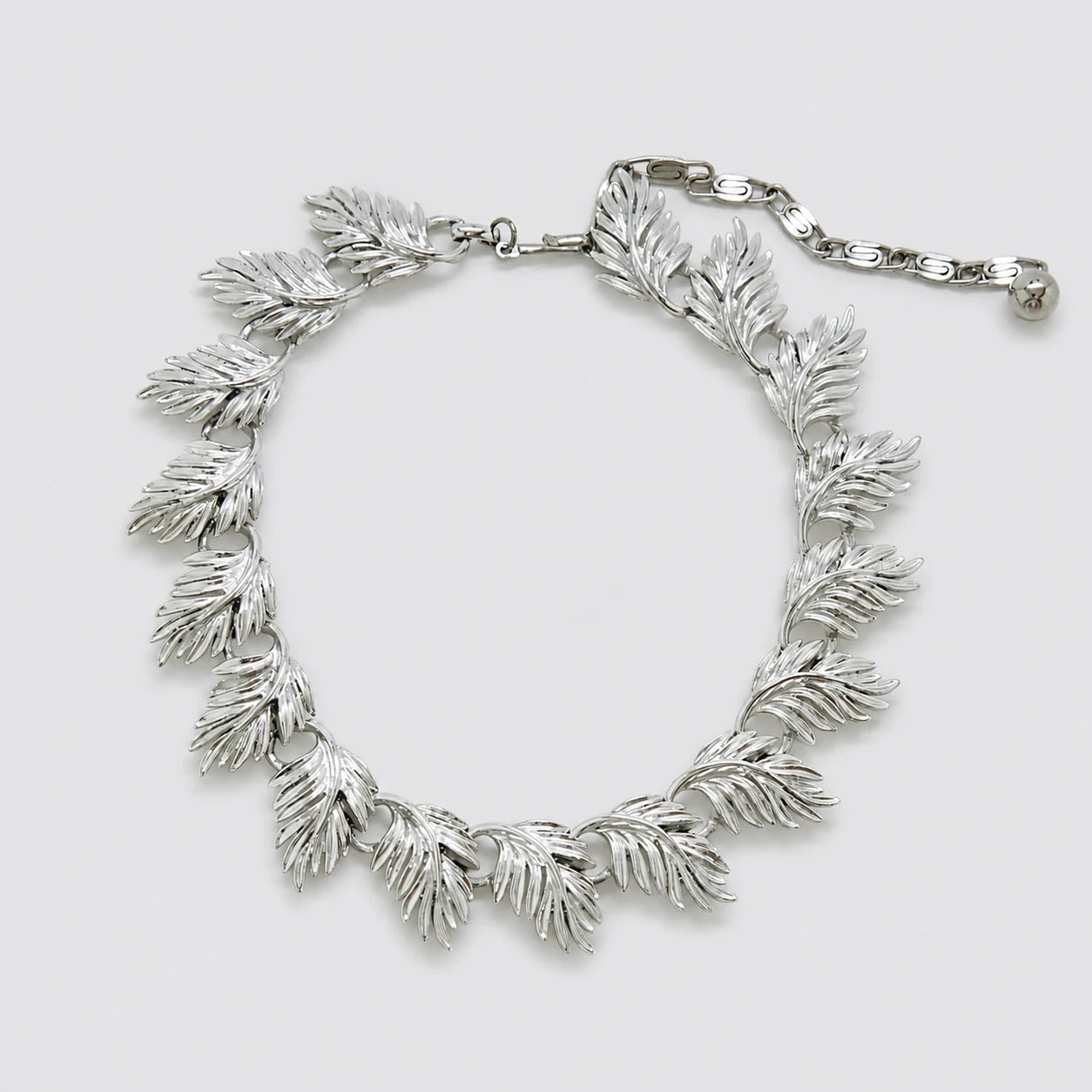 Vintage Lisner silver-tone leaf link necklace — front