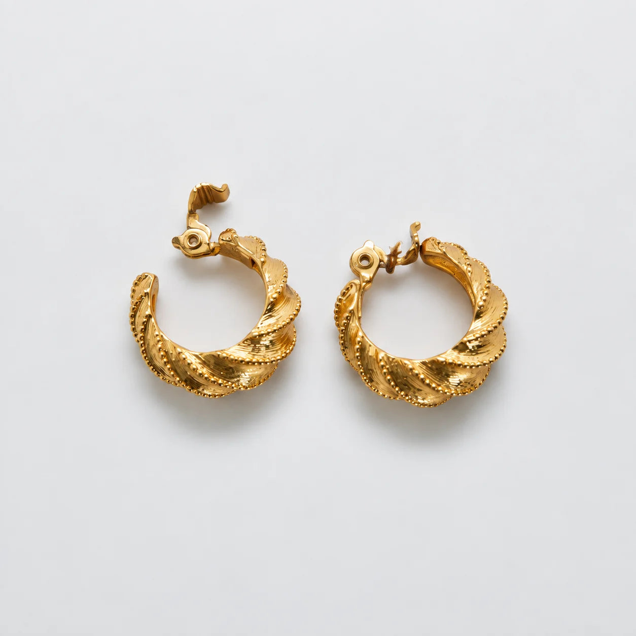 Vintage gold-tone scalloped twist hoop earrings — open closure
