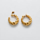 Vintage gold-tone scalloped twist hoop earrings — open closure