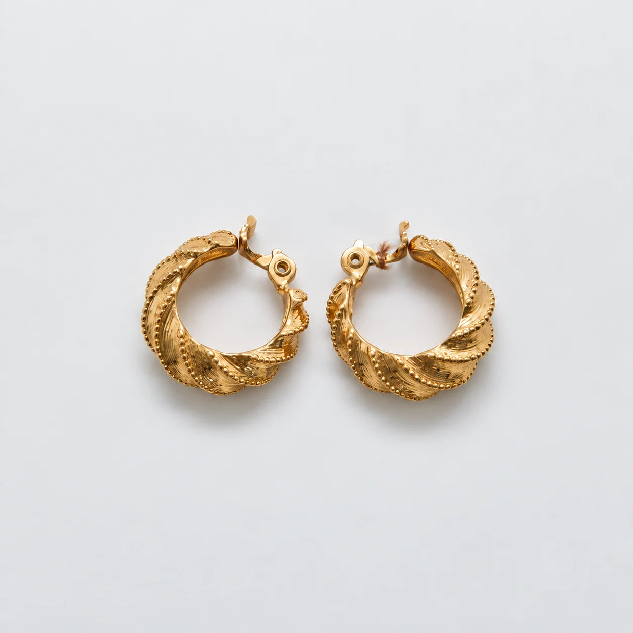 Vintage gold-tone scalloped twist hoop earrings — reverse